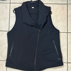New Balance Asymmetric Zip Black Vest with Pockets Pre-Owned‎